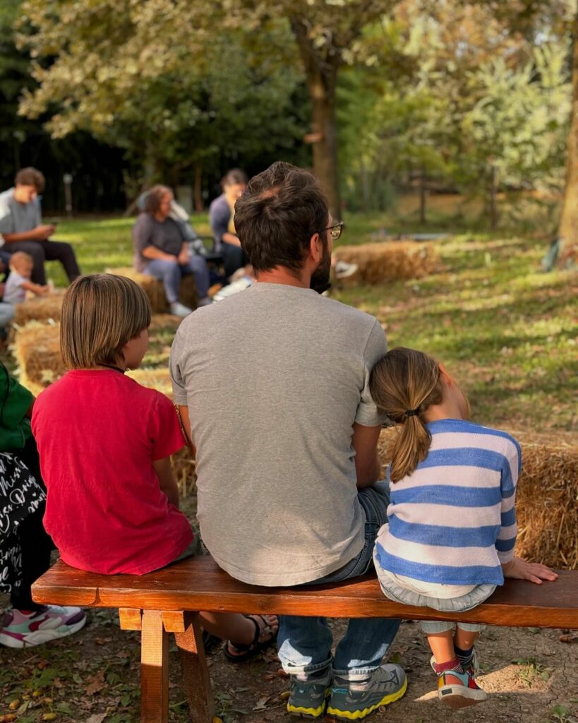 Foto di famiglia con bambini in un evento all'aperto