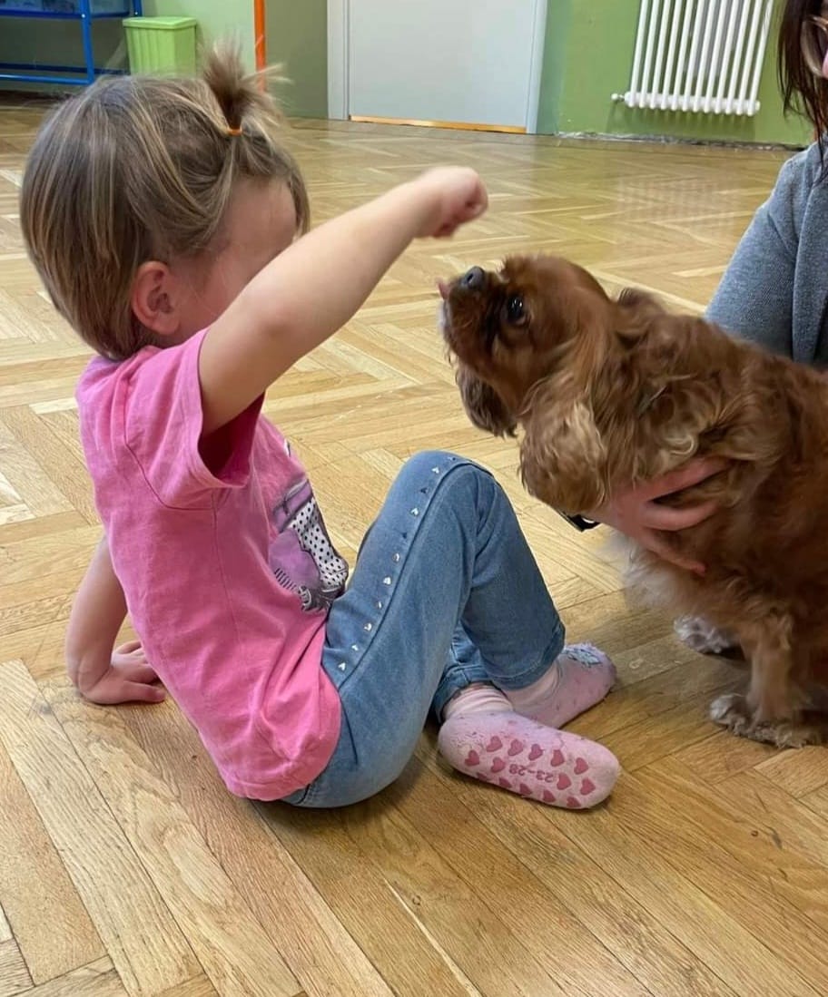 Bambina con cane in pet therapy