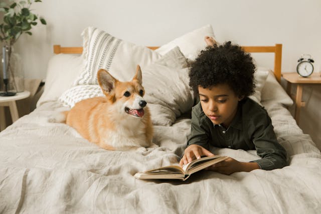 Foto di ragazzo in lettura assistita con gli animali